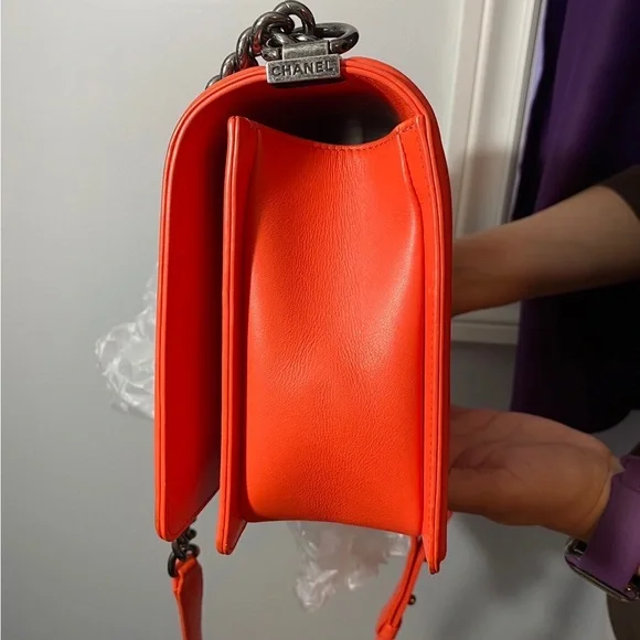 CHANEL New Medium Chevron Boy - Picture 7 of 12